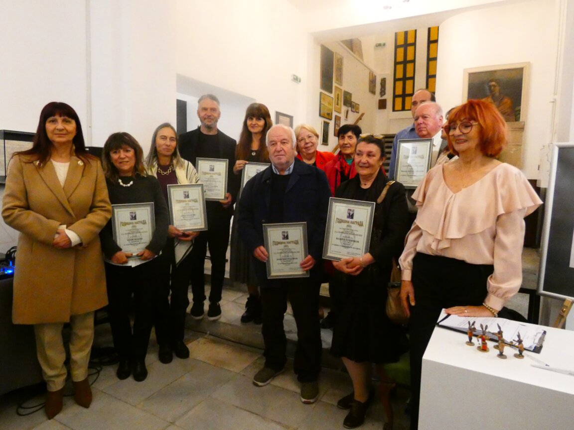 Лом отдаде почит на своите творци