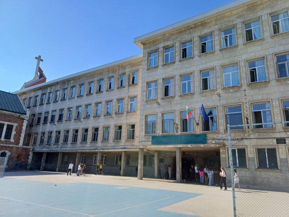 Родители против преместването на децата от ОУ "Св. св. Кирил и Методий" в училище без занималня