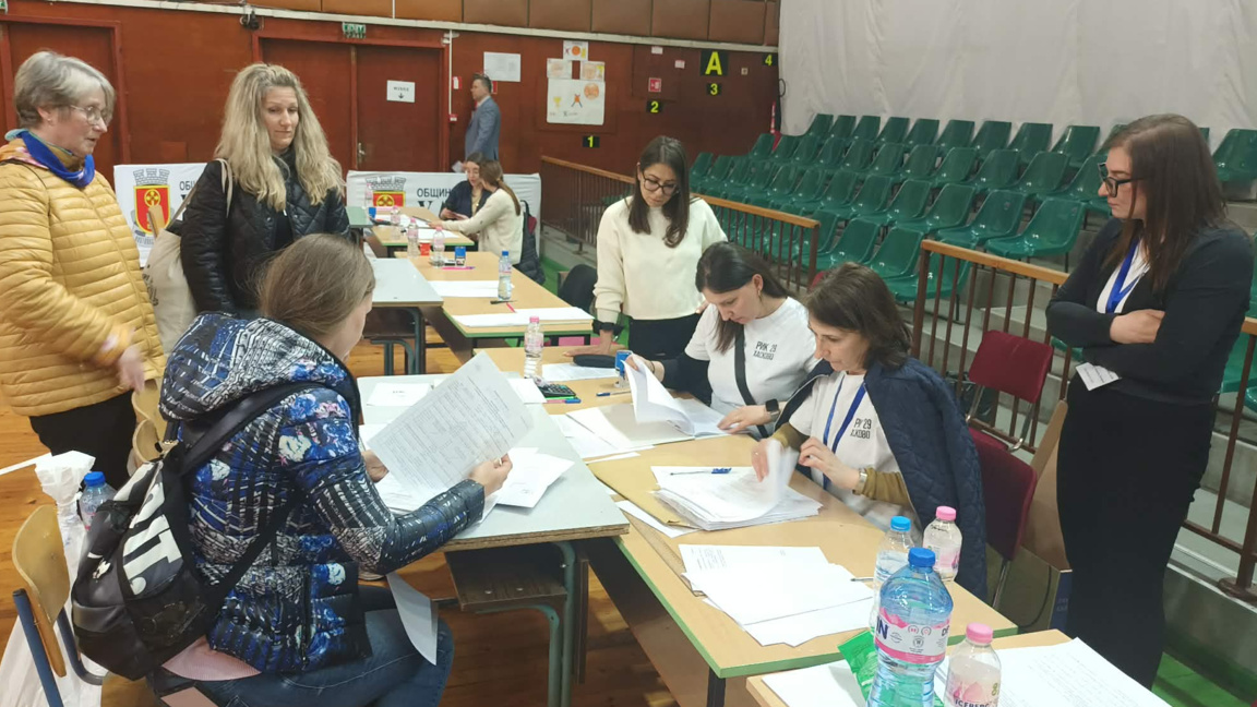 Приемане на изборните протоколи от РИК-Хасково