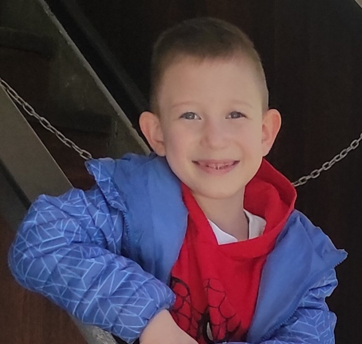 Усилията на всички са насочени към това Марти да започне сам да се облича, да се храни, да даде възможност на света да го опознае и приеме. А от Дядо Коледа очаква автобус с отварящи се врати.