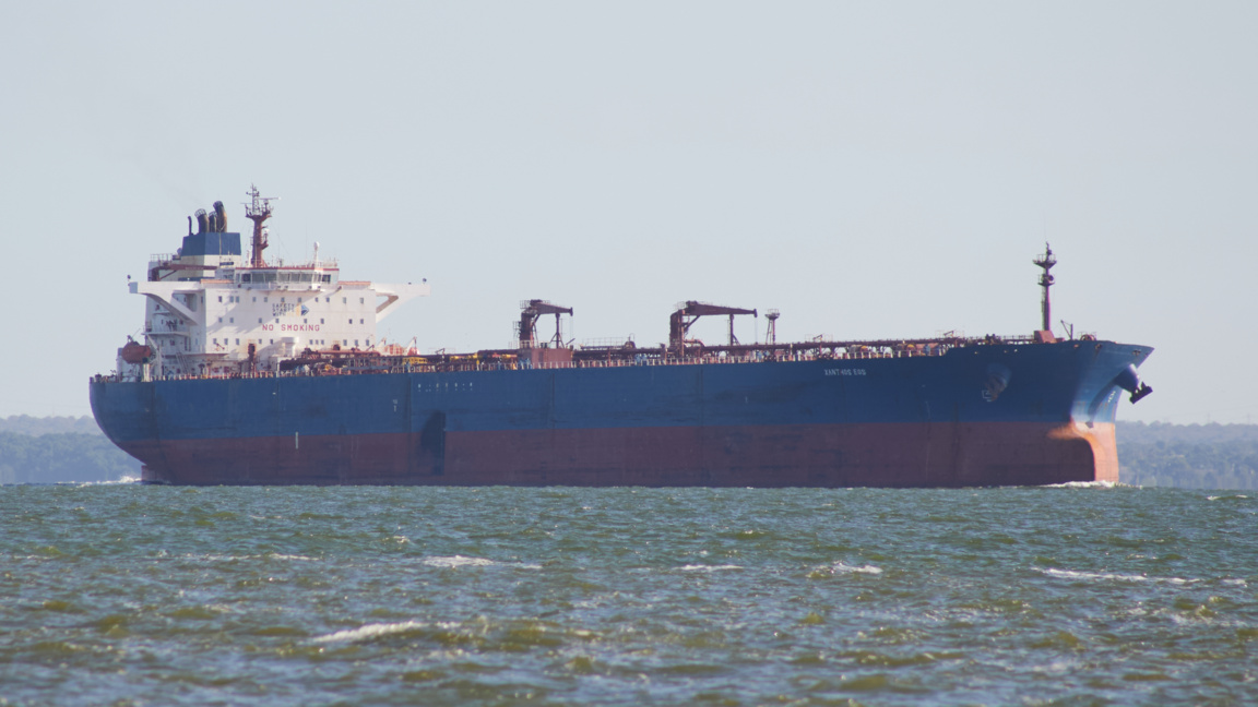 Може ли Великобритания законно да спре танкерите от "сенчестия флот"