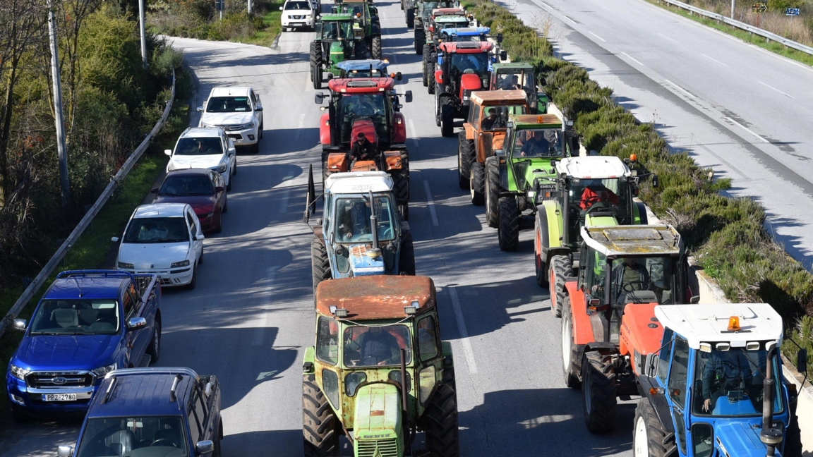 Гръцките фермери блокират основни пътища