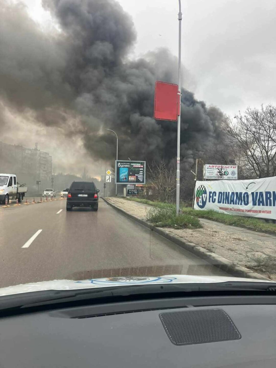 Голям пожар във Варна, гори автосервиз (СНИМКИ)