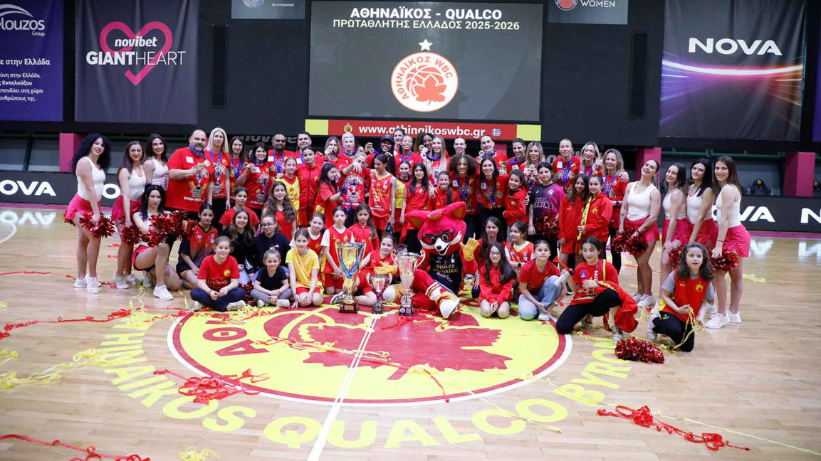 Отборът на Атинайкос с трофея в своята зала.