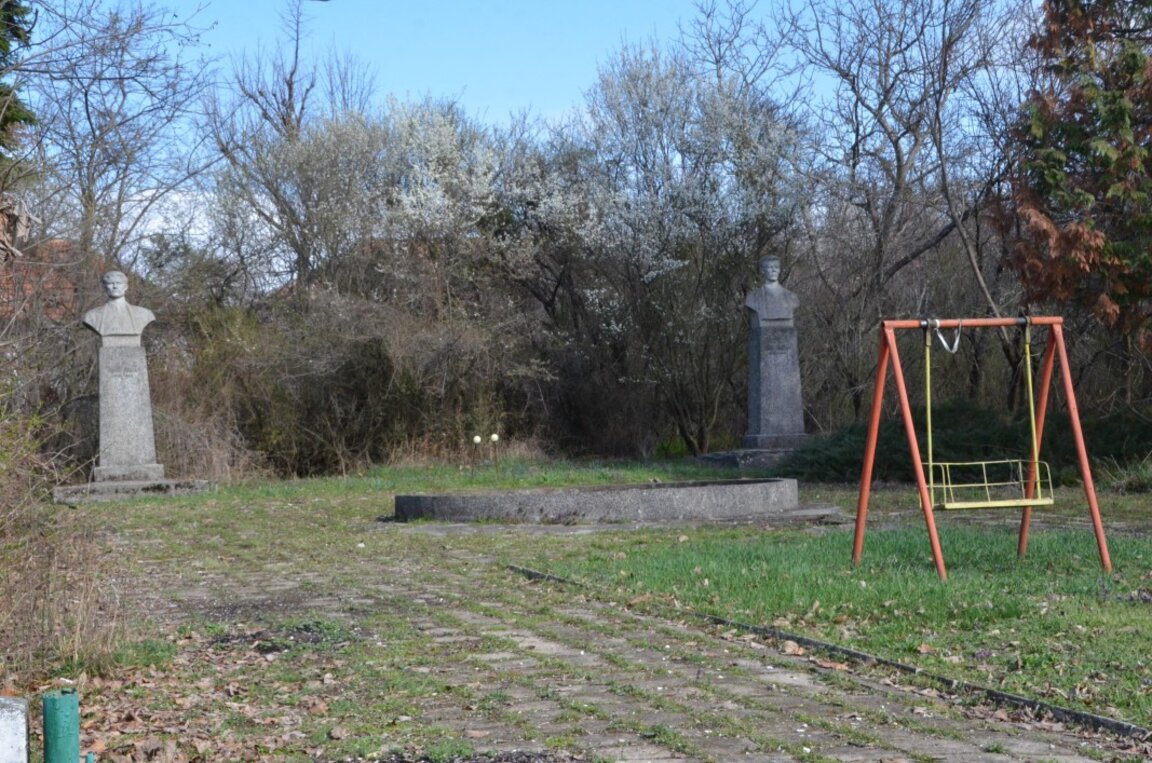 Село Шипот- паметници на партизани, тишина и безлюдни къщи