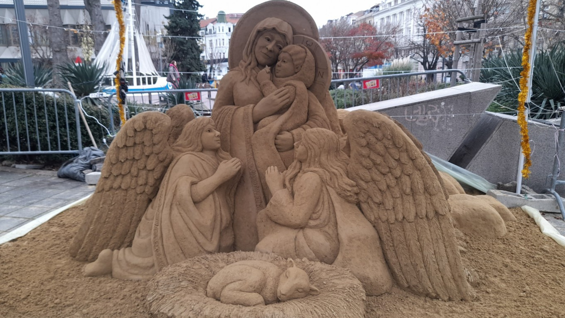 Remy and Paul Hoggard create Christmas sand sculpture in Bulgaria's Burgas