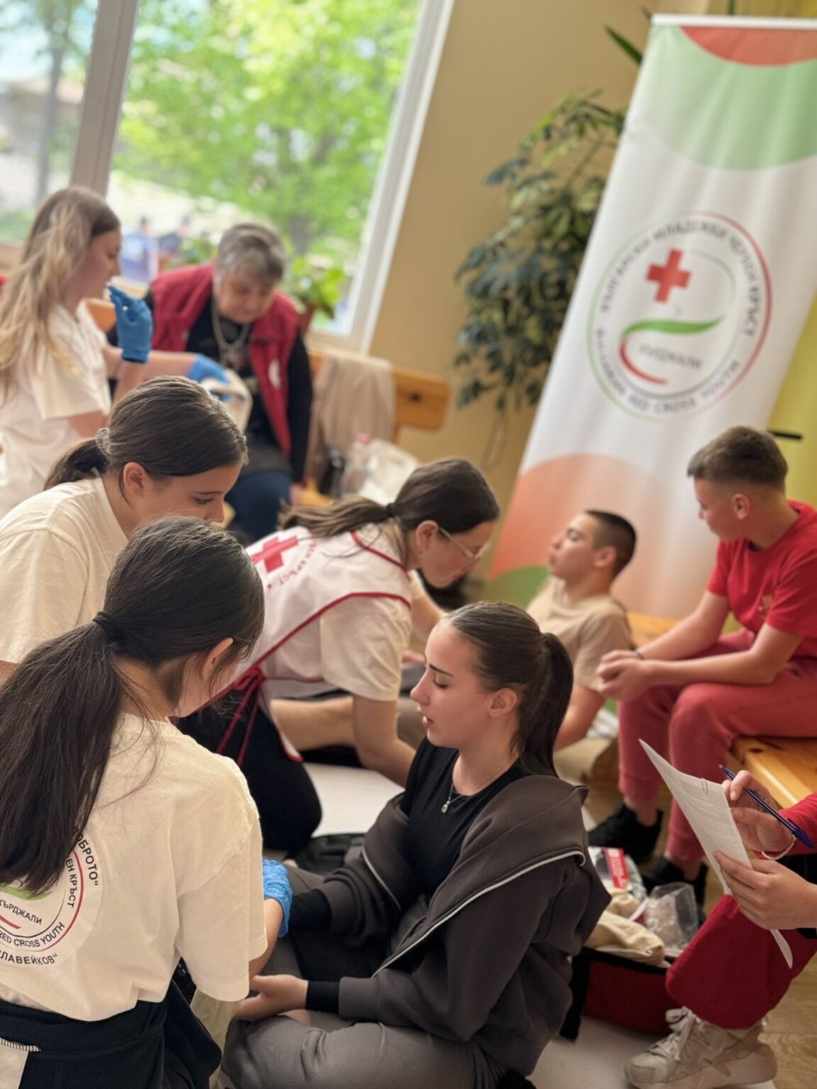 Ученици от Кърджали демонстрираха умения по първа помощ на областно състезание