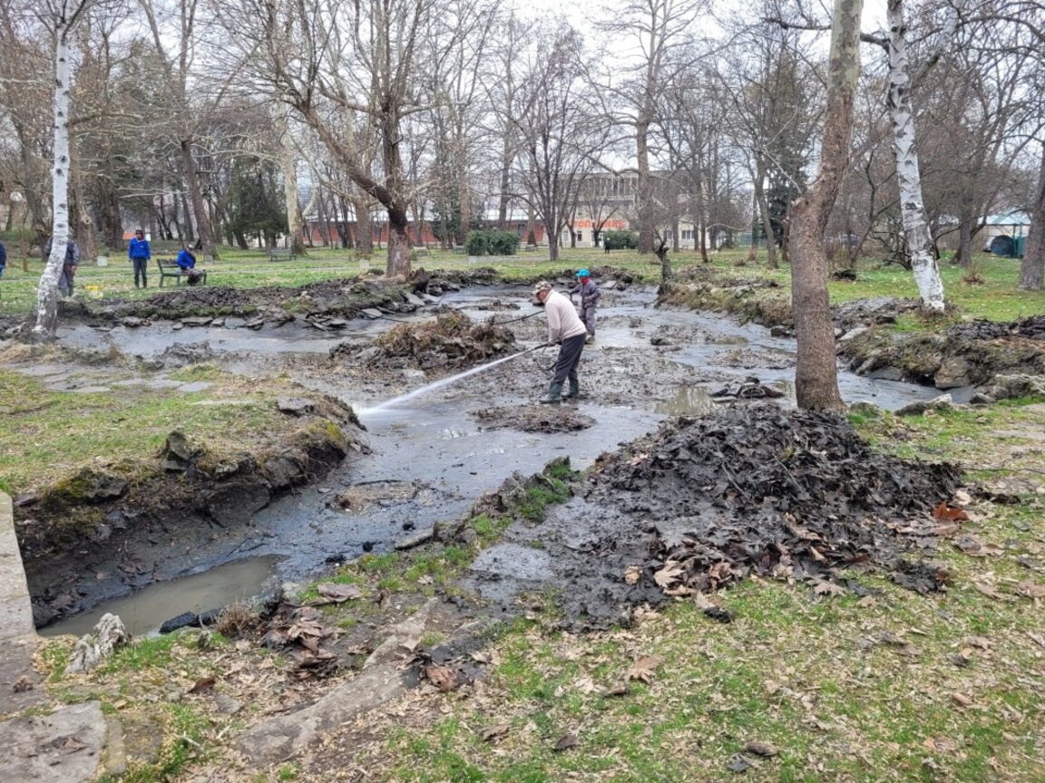 Почистват езерото с водните лилии в Кържали
