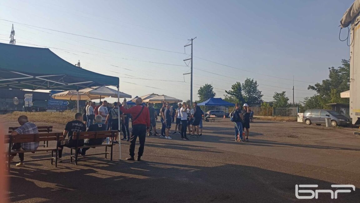 Остава блокадата на три пътни артерии в Гълъбовско