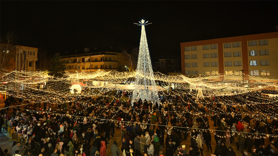 Elin Pelin zündet Weihnachtslichter und weckt Hoffnung auf ein Wunder
