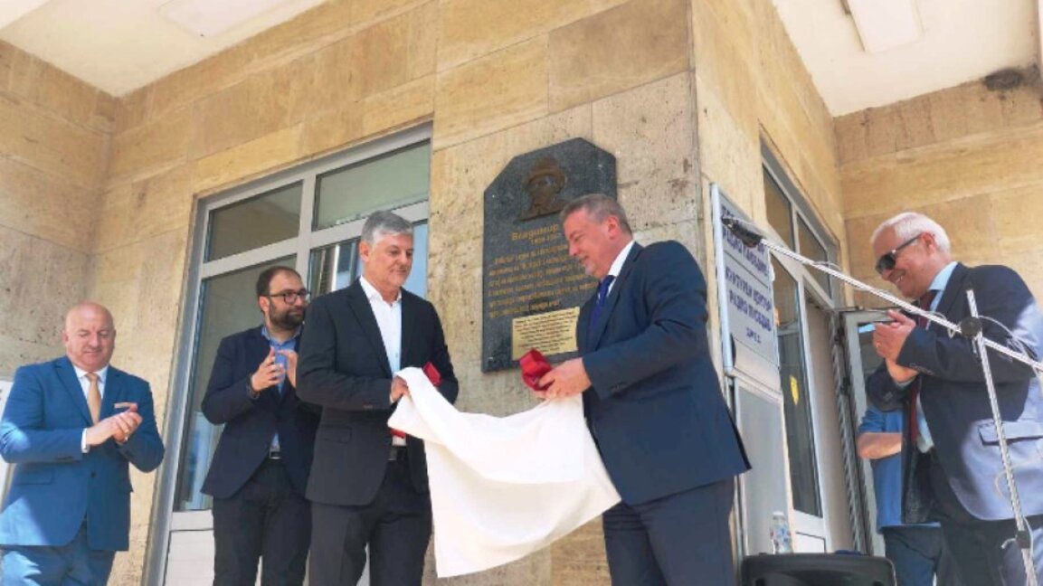 Барелеф на благодетеля Владимир Сис бе открит на фасадата на Радио Пловдив