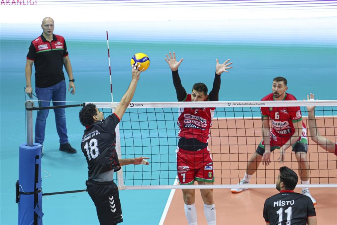 Чиста победа на Нефтохимик срещу Локомотив Авиа прати тима на полуфиналите за Купата на България