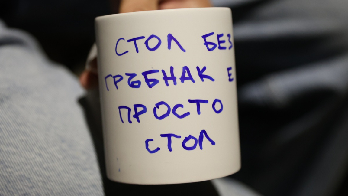 Част от протестиращите в защита на Мария Цънцарова и Златимир Йочев надписаха импровизирано чаши.