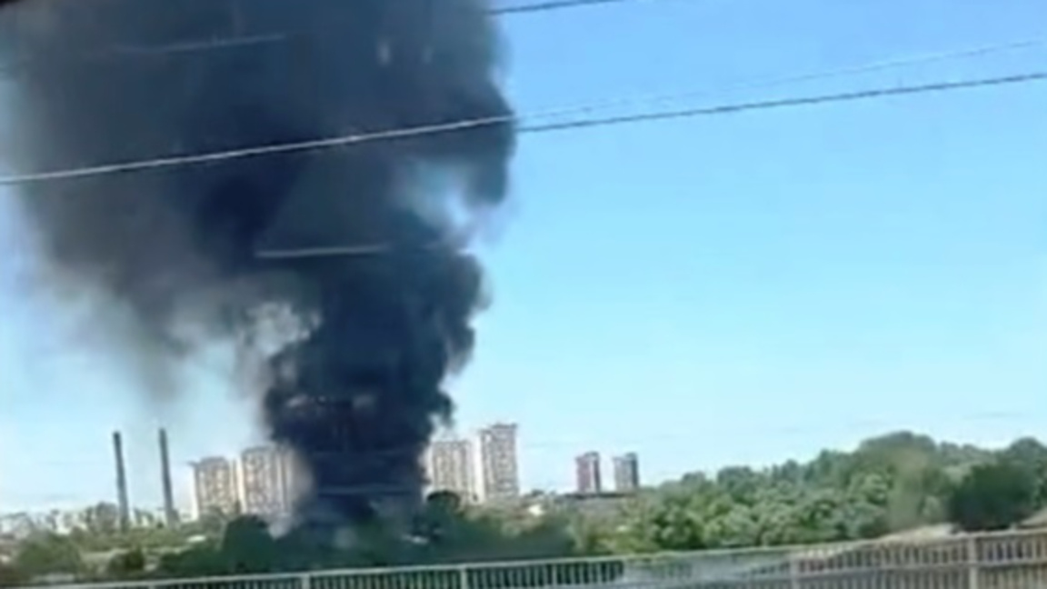 Сухи треви и боклуци горят до Скобелева майка