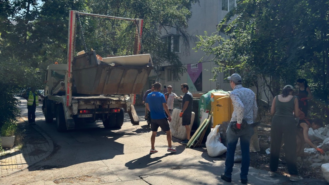 Доброволци събраха над 8 тона едрогабаритни отпадъци в район "Изгрев"