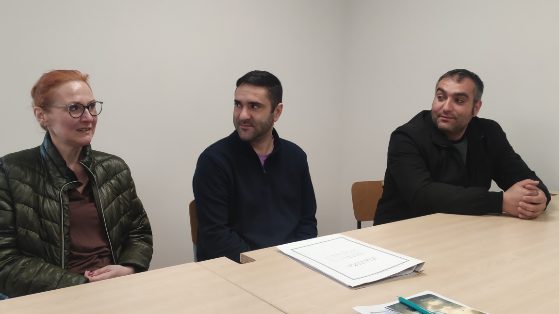 Режисьорът на "Зелена шумка" Милена Анева с актьора Юлиян Малчев и директора на Общински драматичен театър "Владимир Трандафилов" Кирил Кирилов.