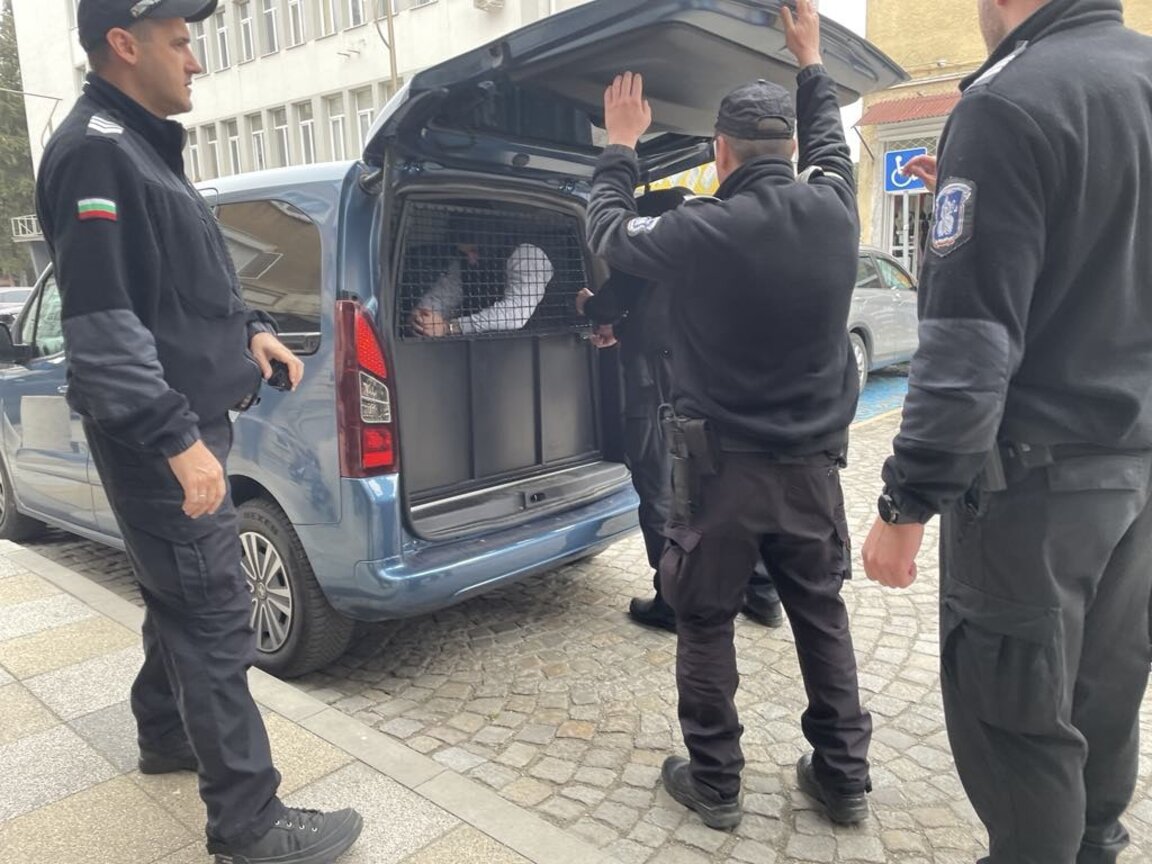 Задържаха двама полицаи от Казанлък за смъртта на арестант