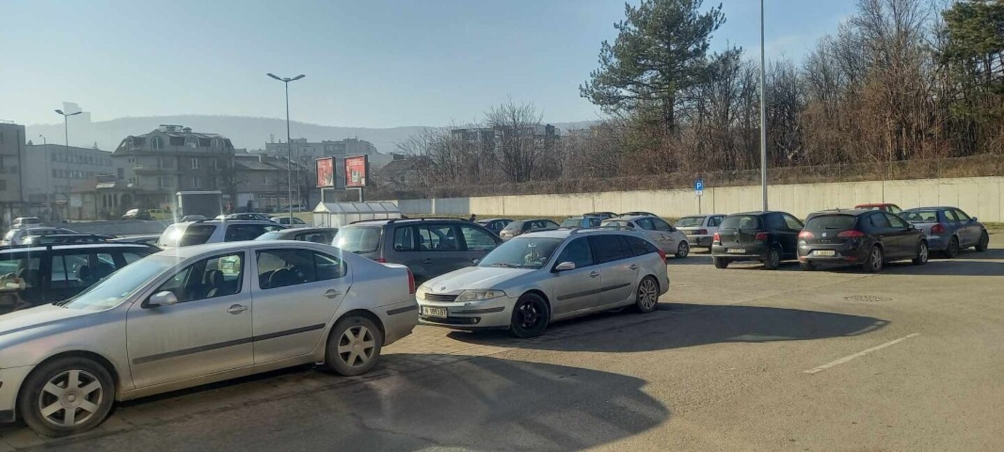 Паркингът пред хипермаркет в Шумен