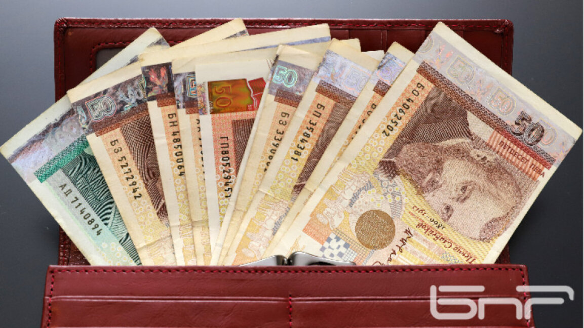 Yaklaşık 400 000 emekli 100 leva tutarında Noel ikramiyesi alacak