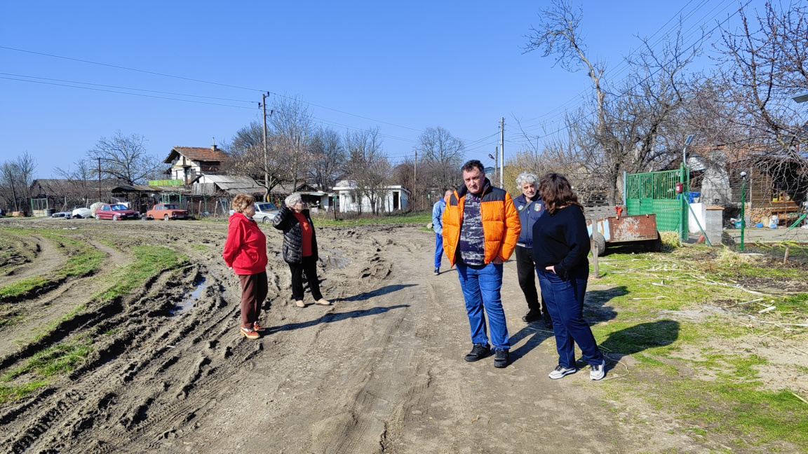 Хора от Новоселци от години чакат улица, достъпът им е през нива