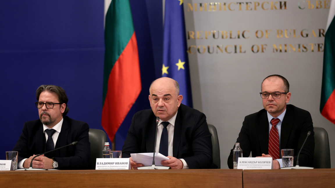 Изпълнителният директор на НАП Христо Марков, председателят на новосформирания Координационен център за еврото в България Владимир Иванов, и.д. председател на КЗП Александър Колячев.