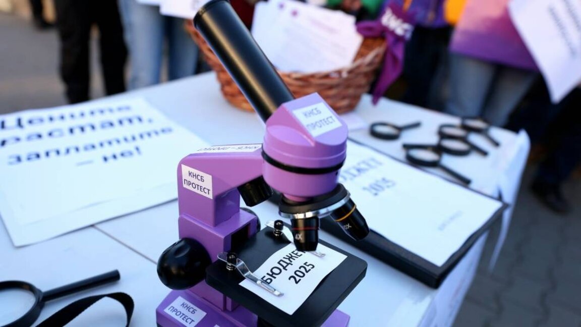 Протестиращи от обществените медии подариха на депутатите микроскоп