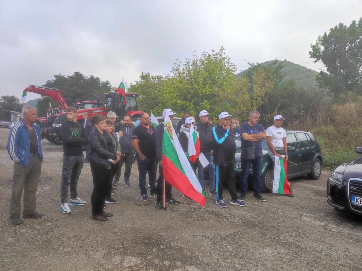 Десетки земеделци блокират пътя край Благоевград