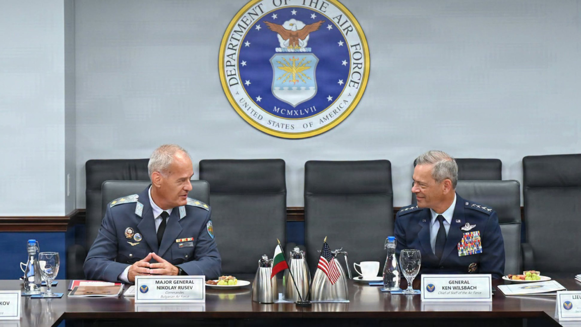 Bulgaria y EEUU debaten la modernización de las FFAA mediante F-16