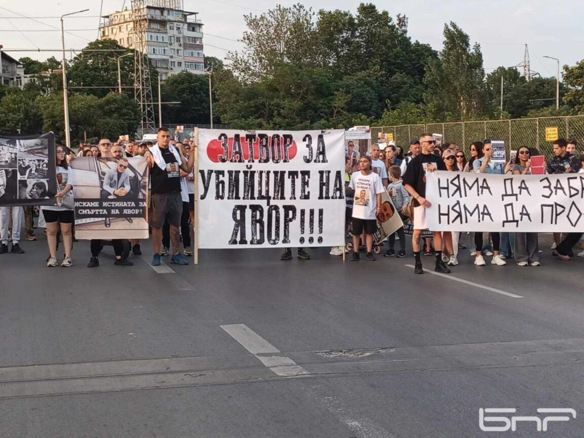 Пети ден на протести във Варна с искане за справедливост за Явор, мирно шествие блокира Аспаруховия мост