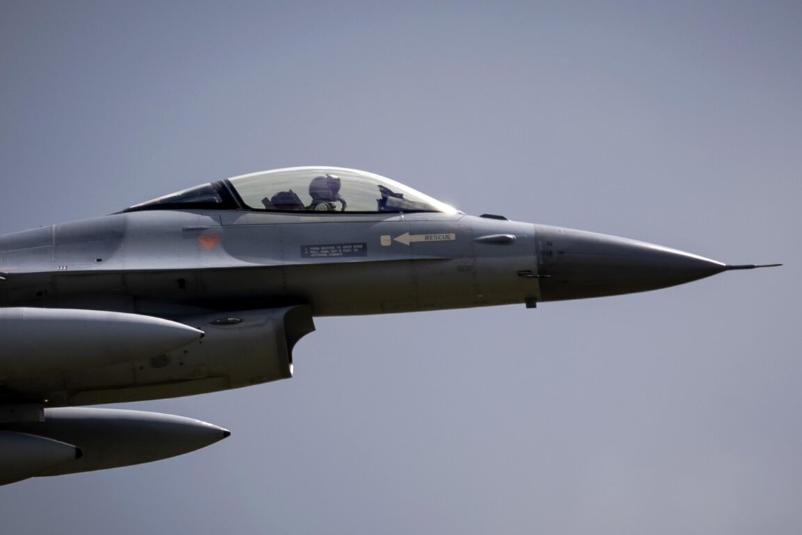 Le deuxième F-16 а atterri sur la base militaire "Graf Ignatievo"...