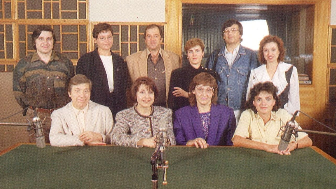 Foto aus dem Jahr 1996. Von links nach rechts sitzend: Margarita Georgiewa, Georgetta Janewa, Bistra Usunowa, Nelli Dinkowa und stehend: Petar Georgiew, Vessela Vladkova, Alexander Alexandrow, Petja Zonkowa, Wladimir Daskalow und Nadja Delowa