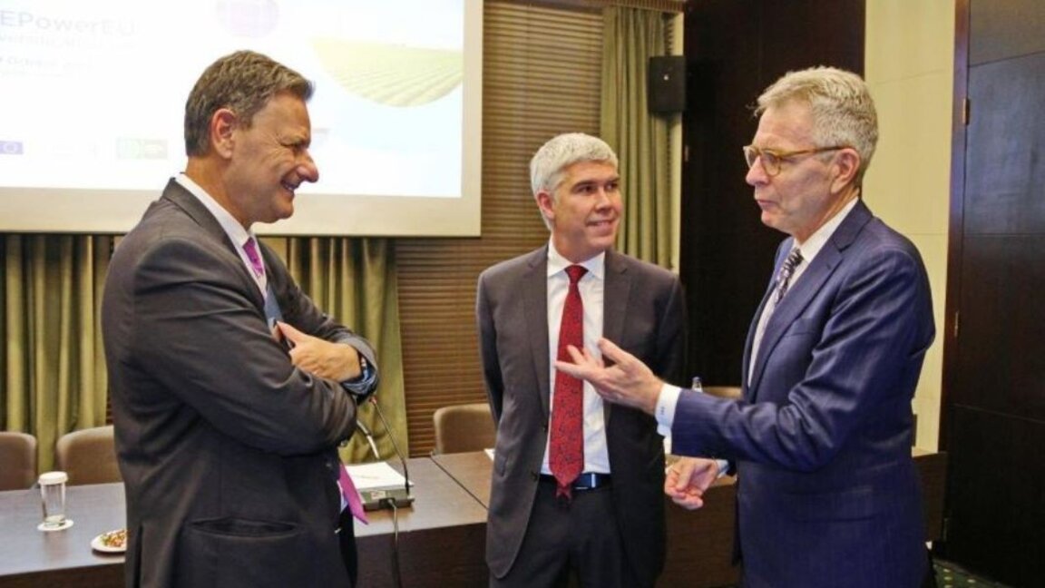 Terminalul GNL din Alexandroupolis contribuie deja la competitivitate, afirmă ministrul bulgar al energiei