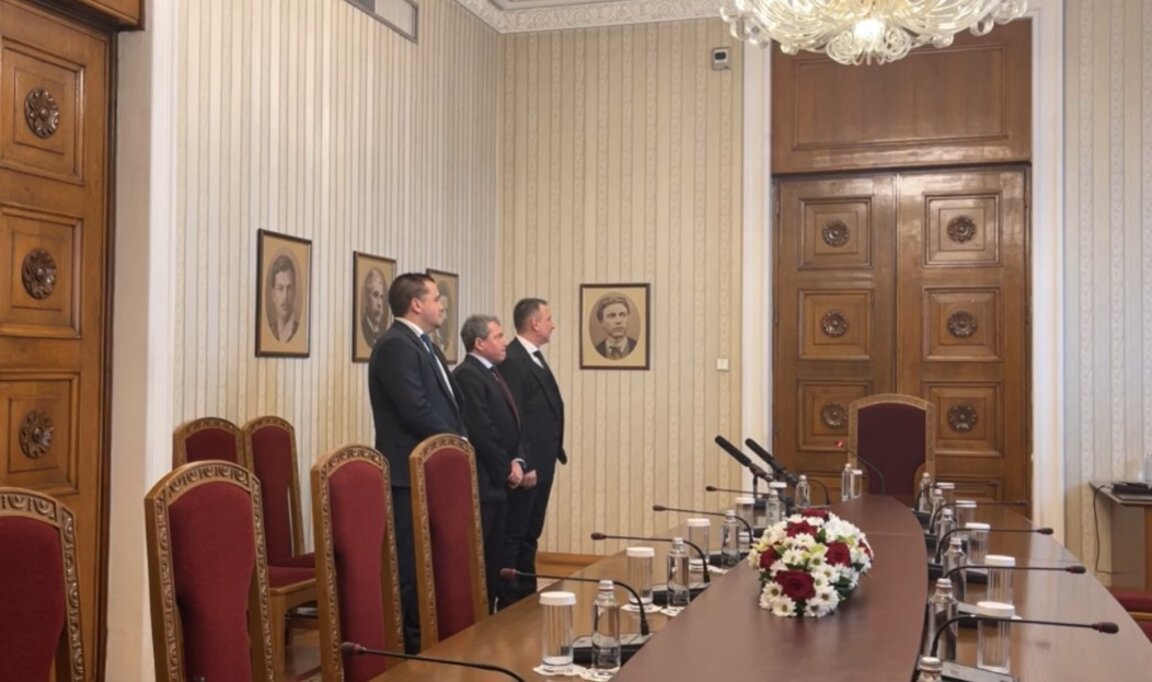ИТН получи папката от президента, след секунди я върна – празна!