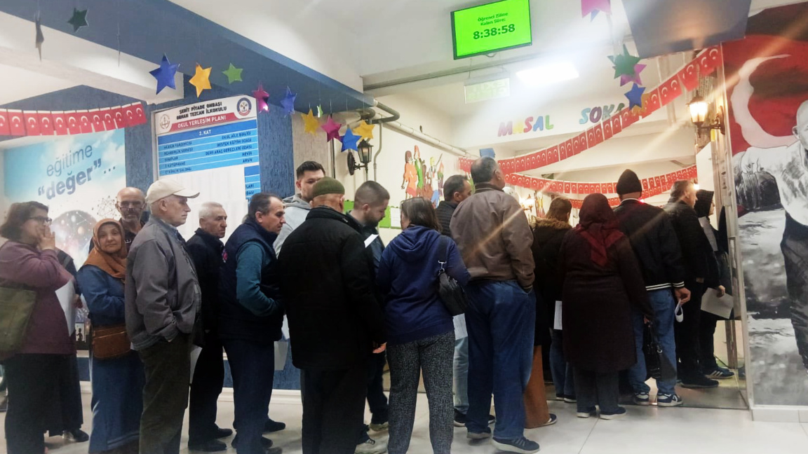 Türkiye’de seçim günü normal başladı, sandıklarda sıralar oluştu