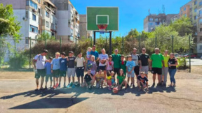 Доброволци почистиха баскетболно игрище във Враца 