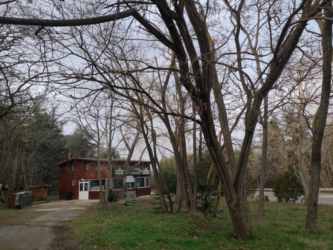 Независимо че крепостта Кранея не е проучена – разходката до там е приказно преживяване. Намира се на височина около 250 метра, вдясно след острите завои на Кранево в посока Зл. пясъци. Поема се по асфалтов път, водещ към военния обект. Красива природа и човешки следи, потъващи в горската шума, преплетени клони, нападали дървета. . Предполага се, че крепостта е разполагала с 37-40 кули общо. В момента от стените личат  много малко останки над повърхността.