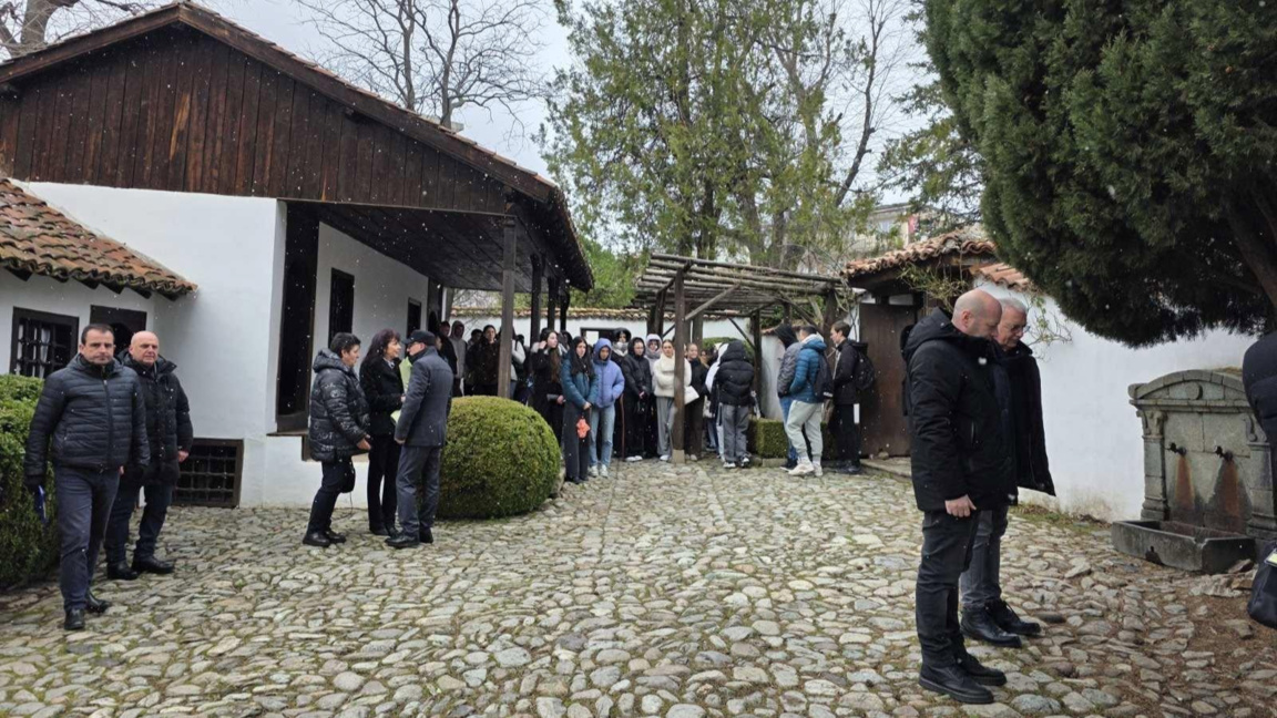 Карлово почете паметта на Апостола