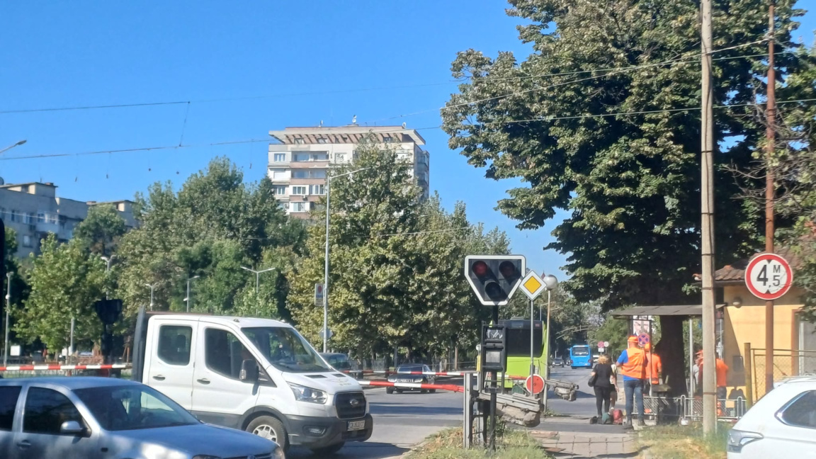 Огромна тапа задръсти до обед прелеза на "Пещерско шосе" 