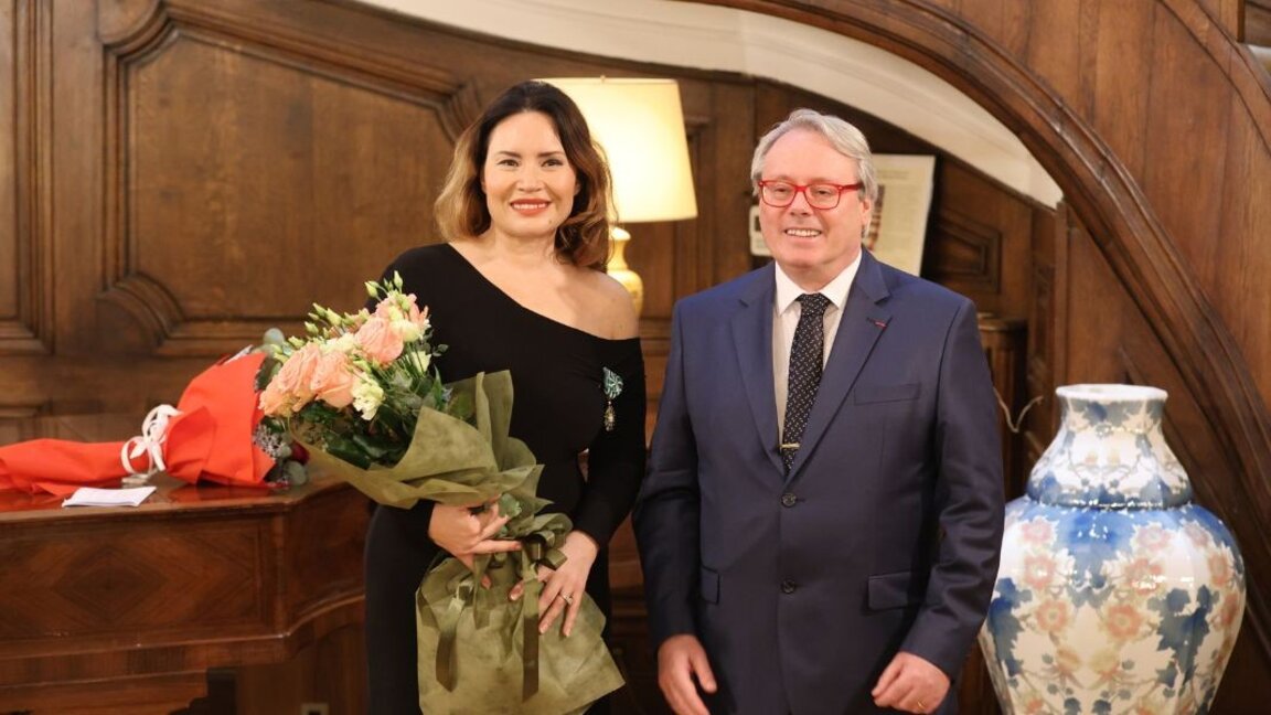 Sonia Yontchéva a reçu les insignes d'Officier dans l'Ordre des Arts et des Lettres...