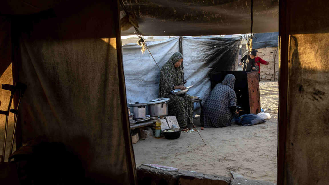 Палестински жени в импровизиран лагер, създаден в Хан Юнис, Южна Газа, 1 декември 2025 г.