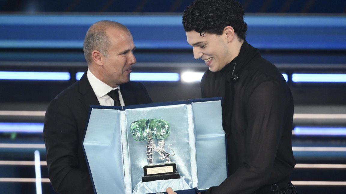 Николо Филипучи получава наградата на фестивала "Санремо"