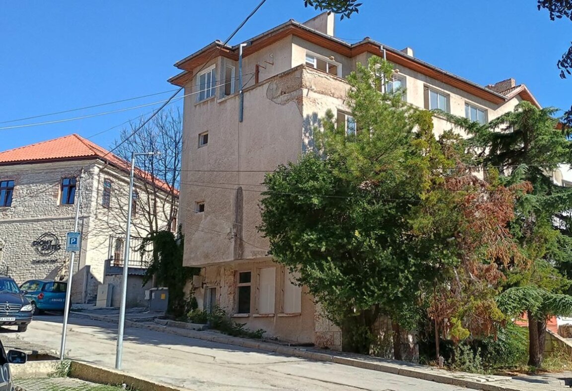 Продават стария съд в Балчик, за да бъде съборен