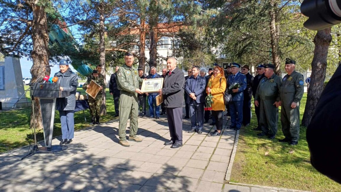 В Графа почетоха делото на първия командир на авиобазата