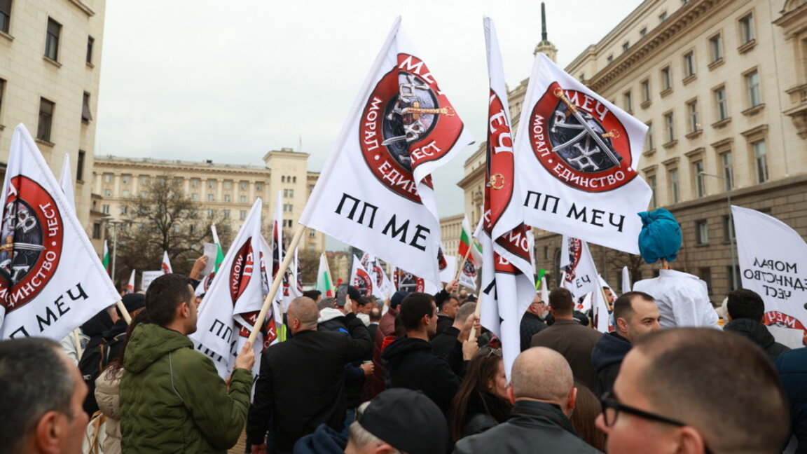 Mbështetësit e MEÇ protestuan para Kuvendit Popullor