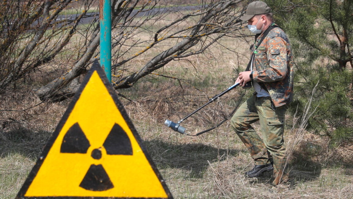Служител замерва радиационните нива в зоната на Чернобил, 22 април 2021 г.