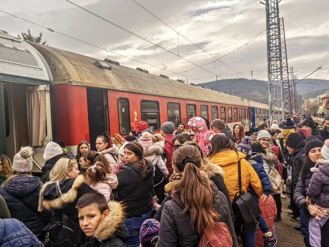 Десетки перничани посрещнаха коледния ретро влак