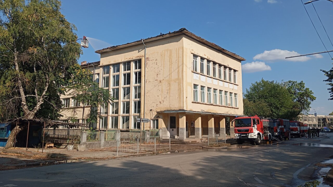 Прокуратурата разследва палеж след пожара в бившия техникум в Монтана