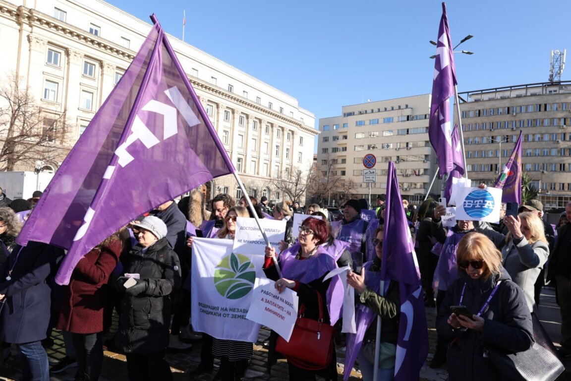 Протест на КНСБ: Лупи за депутатите заради незабележимия ръст на заплатите в публичния сектор