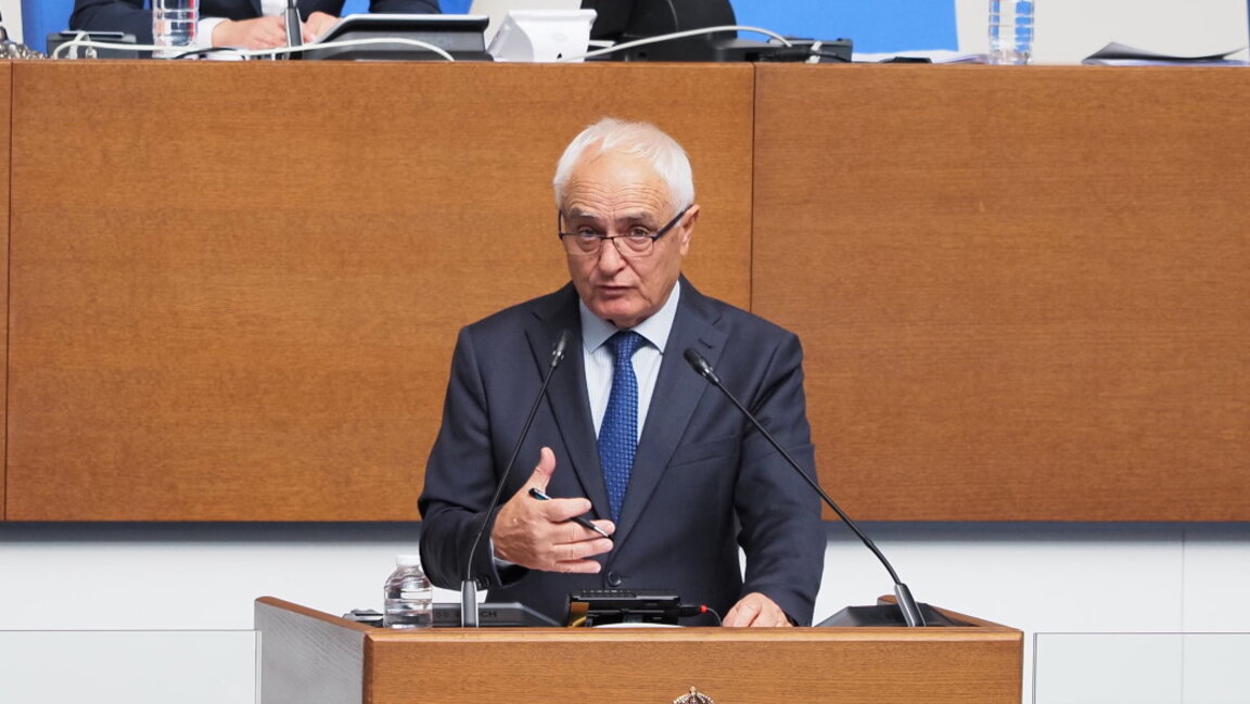 Служебния министър на отбраната Атанас Запрянов в НС.