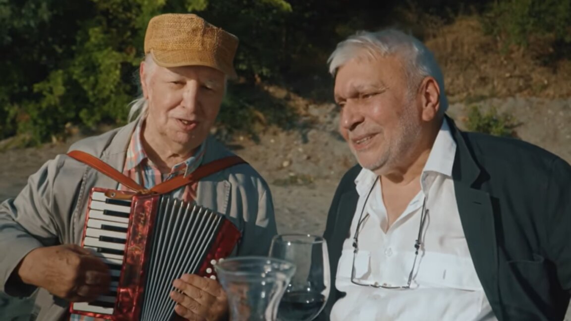 "Ulu pranë meje, mik" – Stefan Dimitrov dhe Stefan Diomov në një skenë